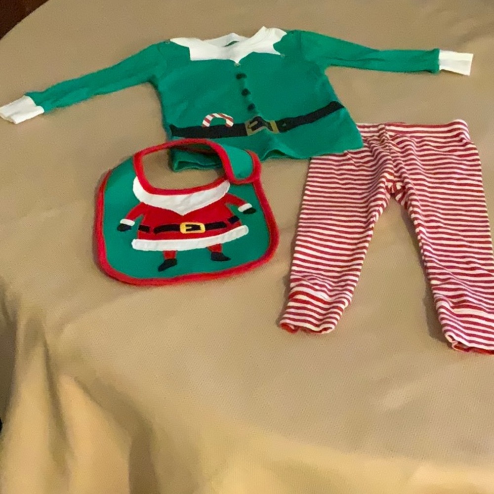 Carter’s Unisex 12 M Christmas Pajamas and Bib Set